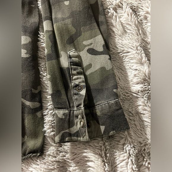 Time & Tru Women's Camouflage Button-Down - Picture 5 of 5
